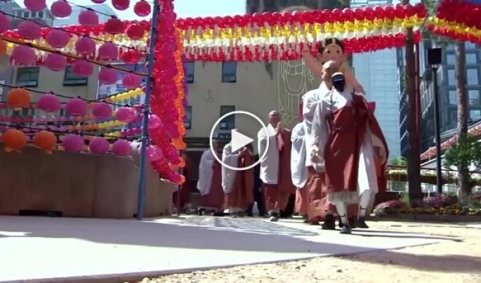 In South Korea, a robot has been dedicated Buddhists