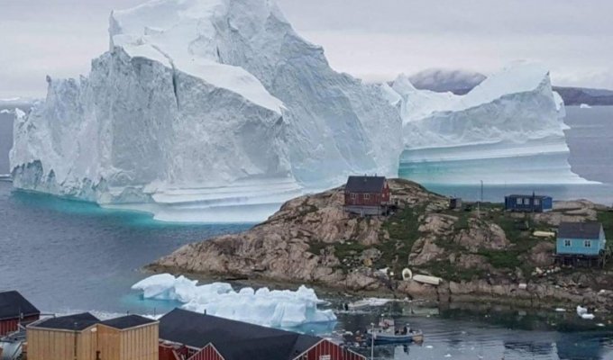 Гренландия. Деревне угрожает айсберг (4 фото)