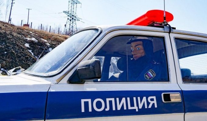 На дороге Хабаровск - Комсомольск ДПСником стал персонаж комиксов (8 фото)