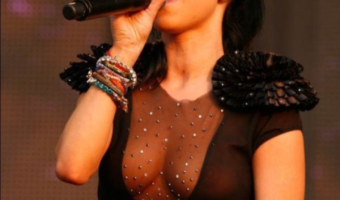 Певица Inna в прозрачном костюме на концерте Summerfestival (16 фото)