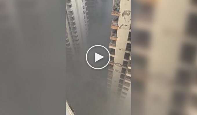 Вид с балкона в окутанном смогом Дели