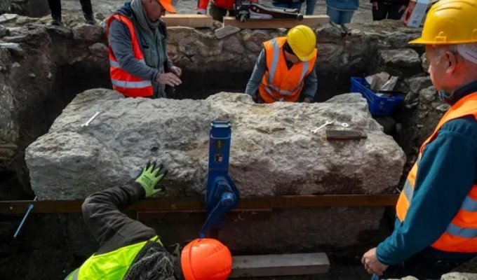 Археологи вскрыли запечатанный 1700 лет назад римский саркофаг (6 фото)
