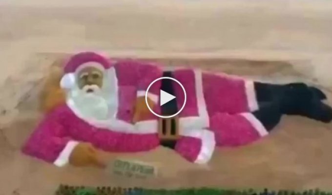 В Индии художник создал самого большого в мире Санта-Клауса из лука и песка