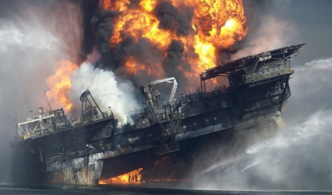 Пожар за $42 миллиарда: катастрофа на платформе Deepwater Horizon (38 фото)