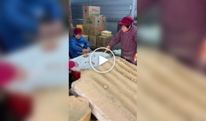 How the Chinese make century-old eggs