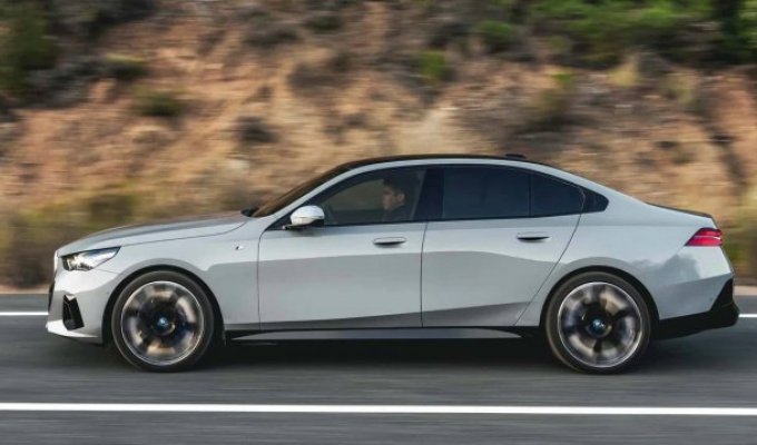 Обновленная пятая серия BMW, которая получила электрическую версию i5 (3 фото + видео)