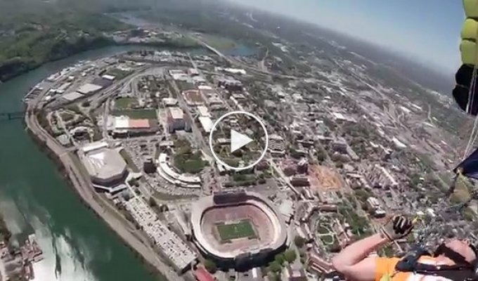 Прыжок с парашютом на стадион
