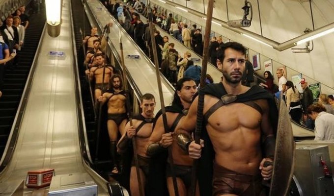 Древние воины в лондонском метро (10 фото)