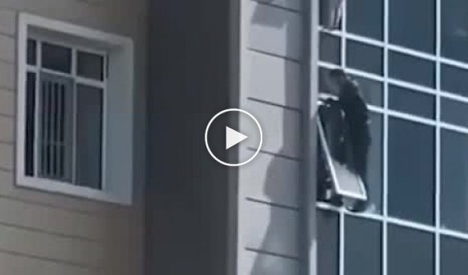 В Казахстане мужчина спас 3-летнюю девочку, повисшую на карнизе 8 этажа