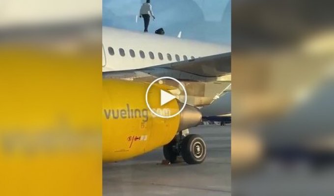 Неадекватный парень забрался на самолет в испанском аэропорту