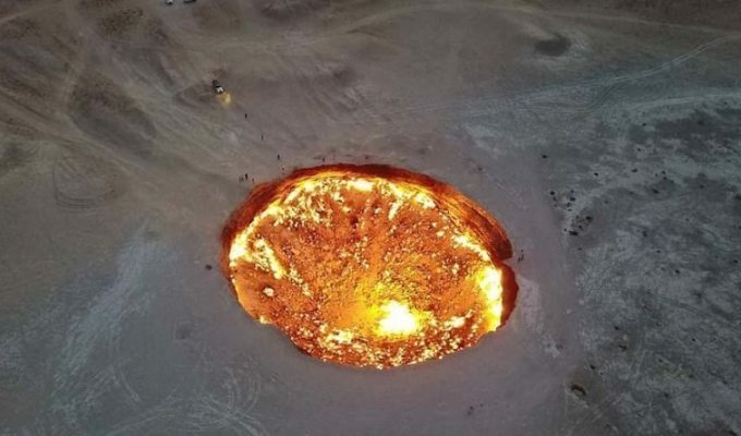 Дрон снял удивительное видео кратера по прозвищу «Дверь в преисподнюю», горящего более 40 лет (6 фото + 1 видео)