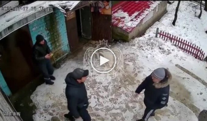 В Воронеже парень с ножом напал на пенсионера, который сделал ему замечание