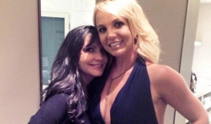 Britney Spears talks about encountering a UFO (2 photos)