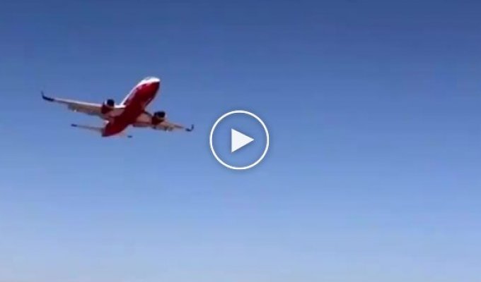 How firefighting planes extinguish kilometers of fire with a single drop