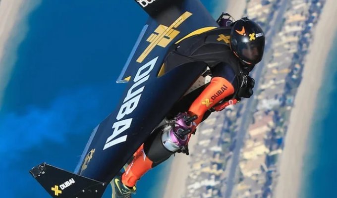 Человек-самолет: головокружительный полет над Дубаем (3 фото + 1 видео)