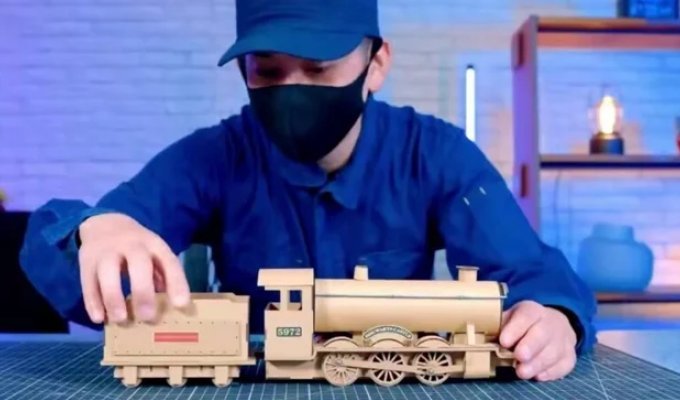 Японец создаёт впечатляющие поделки из картона (1 фото + 7 видео)