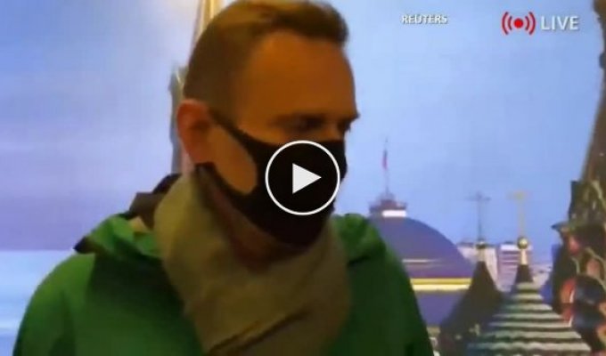 Интервью с Навальным в Шереметьево в день задержания