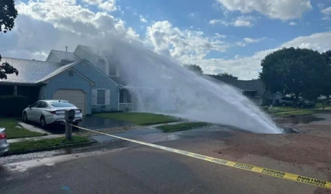 A strong stream fell on a house after workers accidentally touched a water pipe (2 photos + 1 video)