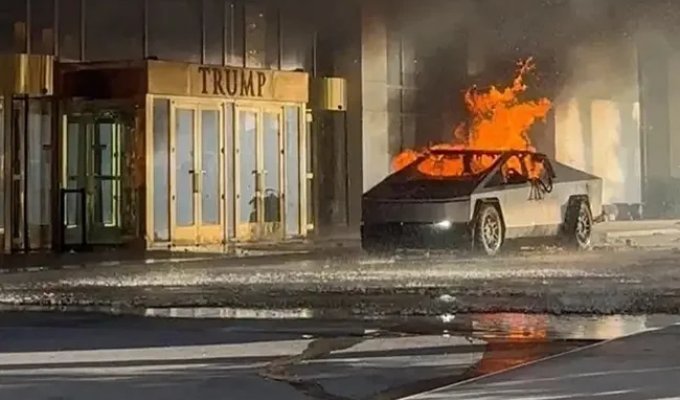 Tesla Cybertruck exploded near the Trump Tower in Las Vegas (2 photos + 5 videos)