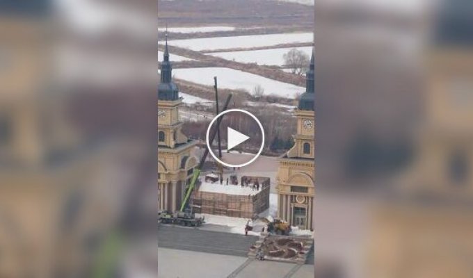 Гигантского снеговика построили в китайском Харбине