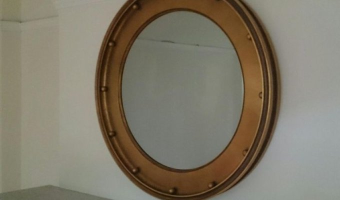 Находка за зеркалом в съемной квартире (3 фото)
