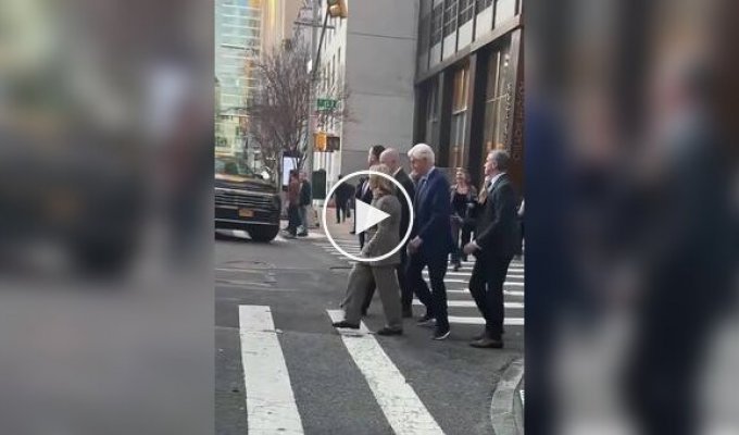 Билл Клинтон врезался в Хиллари на улице Нью-Йорка