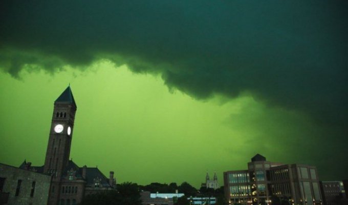 В США жители наблюдали редкое природное явление - «зеленый шторм» (5 фото)