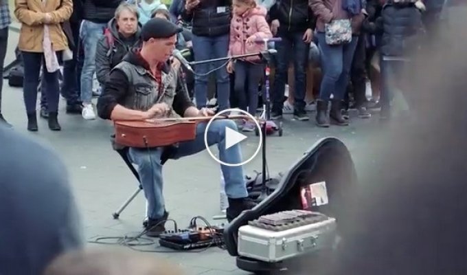 Уличная игра на гитаре на улицах Лондона