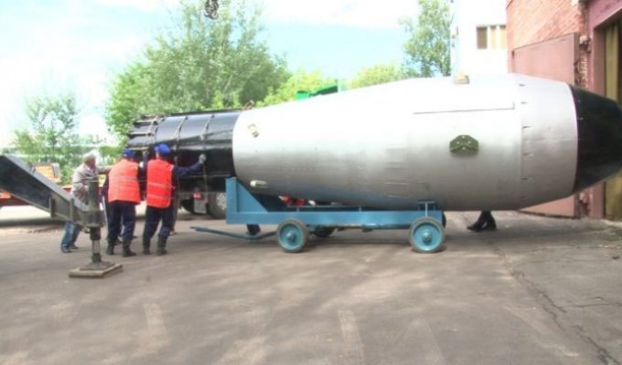 Копию самой мощной в мире ядерной бомбы доставили в Москву (2 фото + видео)