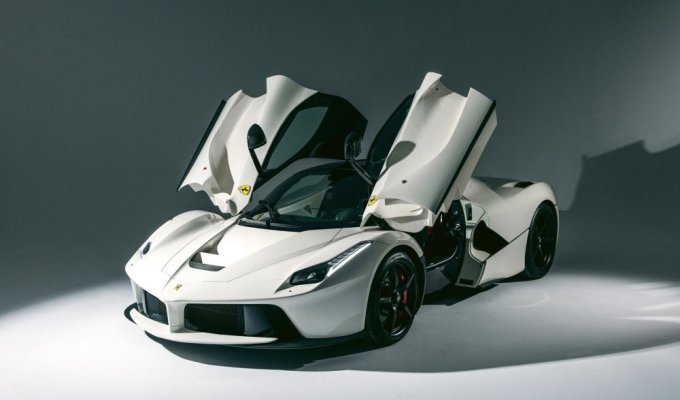 The new Ferrari LaFerrari released in 2016 will be put up for auction (26 photos)