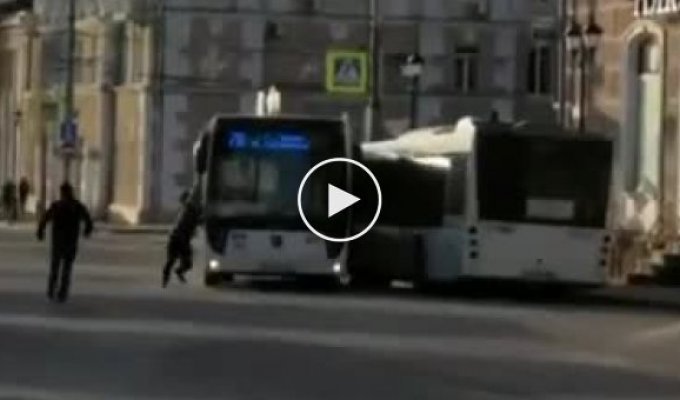 Водитель попытался голыми руками остановить сбежавший автобус