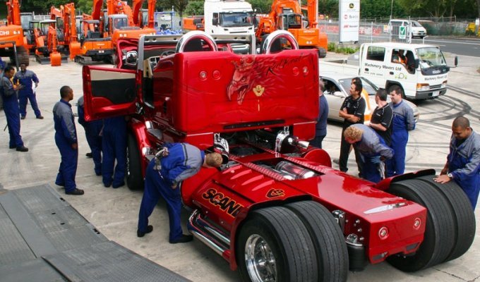 Заряженный грузовик-кабриолет Scania R999 “Red Pearl” (18 фото)