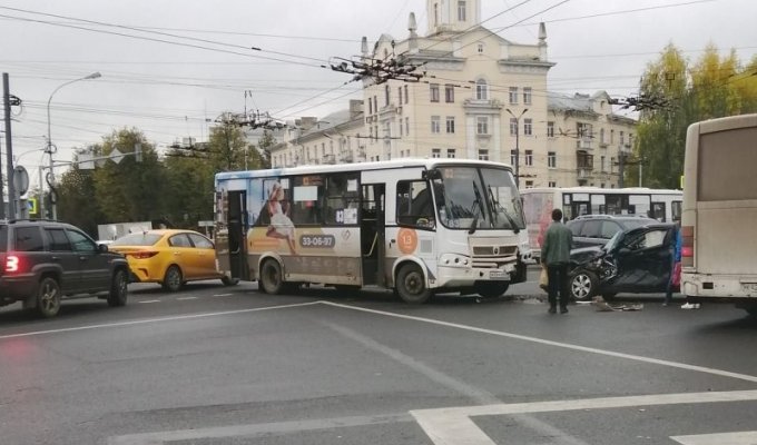 Столкновение маршрутки с автомобилем в Ярославле (2 фото + 1 видео)