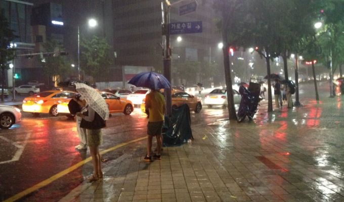 Why is it scary to fall asleep drunk during the rain in Seoul (9 photos)