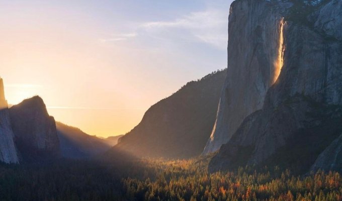 «Огненный водопад» в США: Оптическая иллюзия снова освещает Йосемитский национальный парк (9 фото)