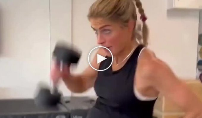 Тренировка спортсменки на позднем сроке беременности