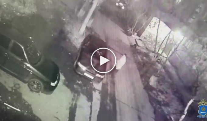 У Росії чоловік хотів підпалити автомобіль кривдника, але переплутав машини