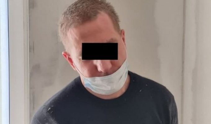 В Екатеринбурге мужчина попытался смыть в унитаз несколько килограмм марихуаны, когда к нему постучался ОМОН (4 фото + видео)