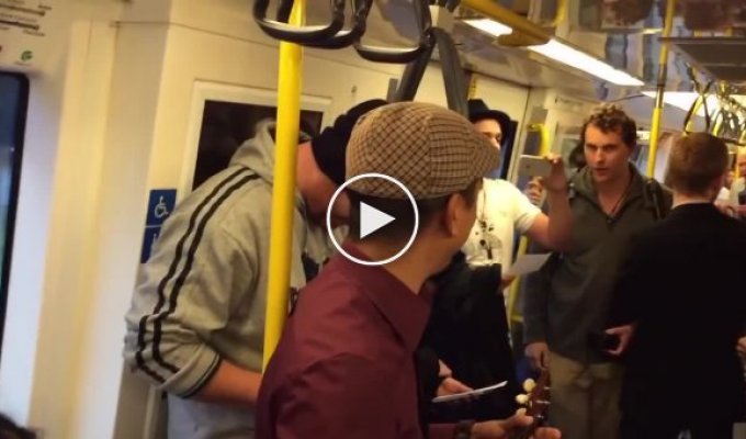 Музыка объединяет! Пассажиры в метро поют солнечную песню Over the Rainbow