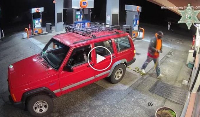 В США недалекие бандиты не смогли разбить банкомат автомобилем