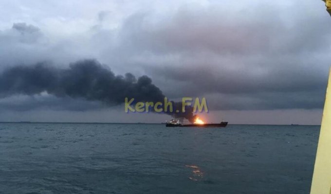 Два судна загорелись после взрыва в Керченском проливе (2 фото + 1 видео)