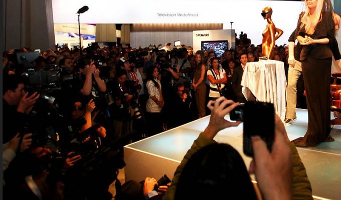 Леди Гага на выставке CES (8 фото)