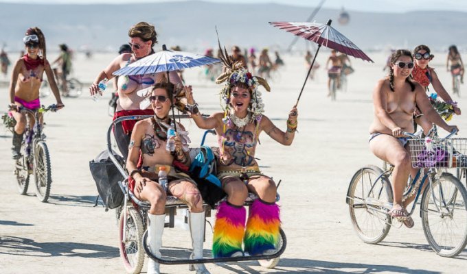 Burning Man 2013. 10 000 голых сисек в пустыне (65 фото) (эротика)