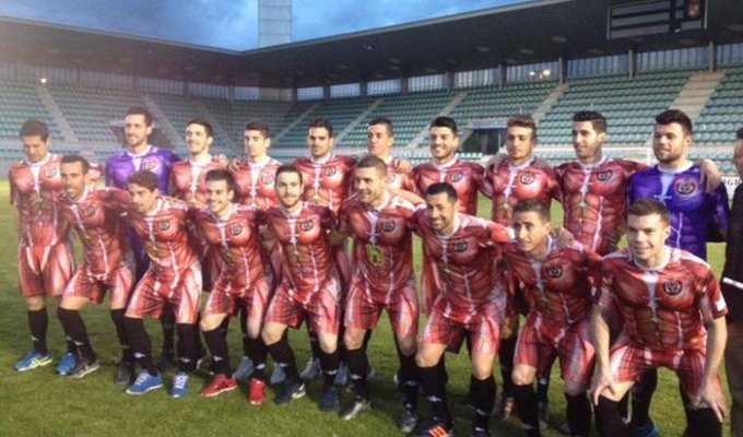 Футбольный клуб «Депортиво Паленсия» представил форму с человеческими мышцами без кожи (6 фото)