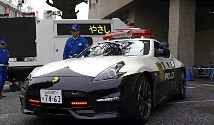 Крутые автомобили японских полицейских (10 фото)