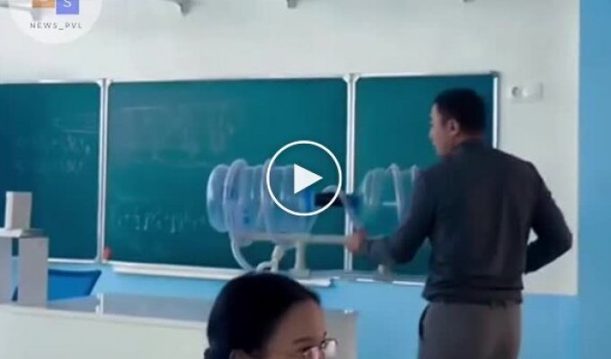 Учитель физики из Казахстана создал бластерную пушку из бутылей для кулера