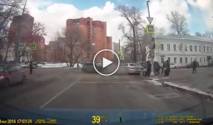 Неудачная попытка полицейского BMW проехать перекресток на красный