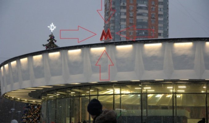 В Москве злоумышленники похитили букву "М" с крыши вестибюля метро (2 фото)