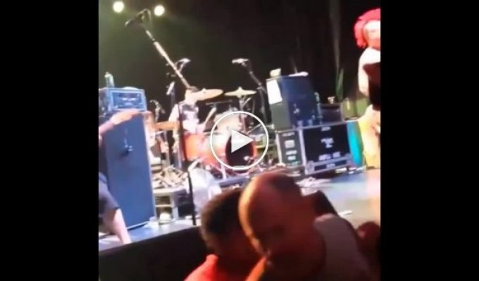 Панк-рокер из группы NOFX вырубил надоедливого поклонника