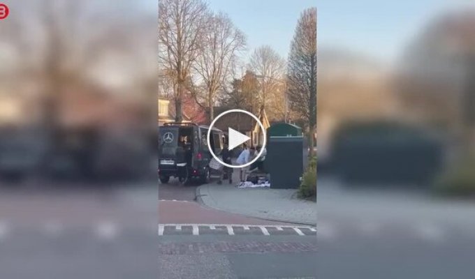 В Нидерландах разграбили контейнер с одеждой для нуждающихся